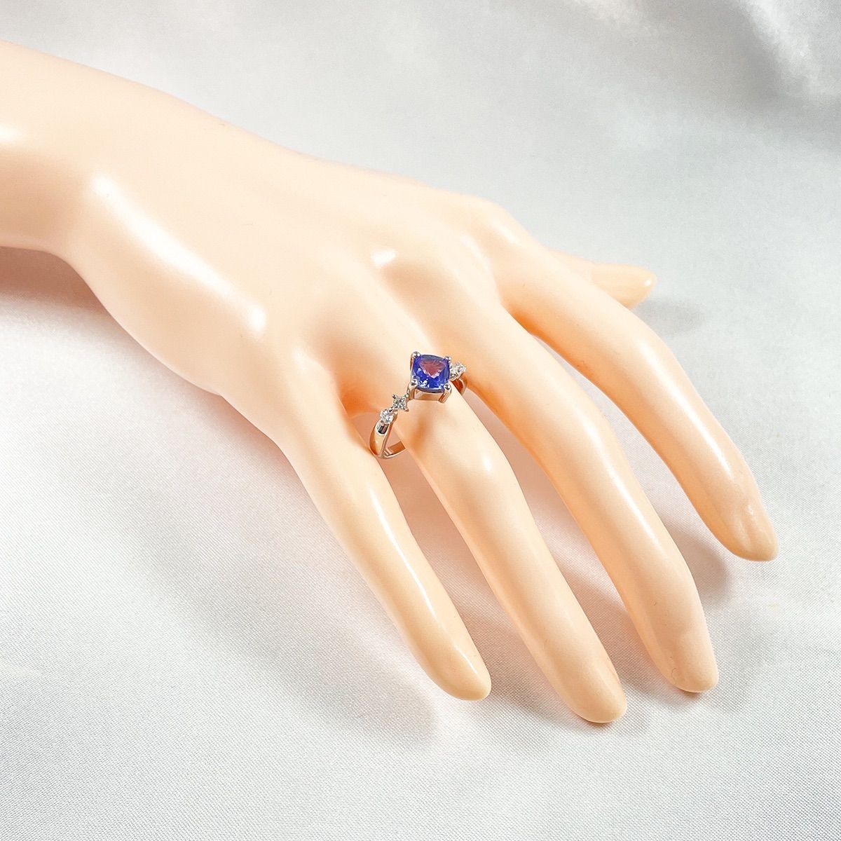 Pt900 天然タンザナイト 0.92ct 天然ダイヤ 0.22ct リング - メルカリ