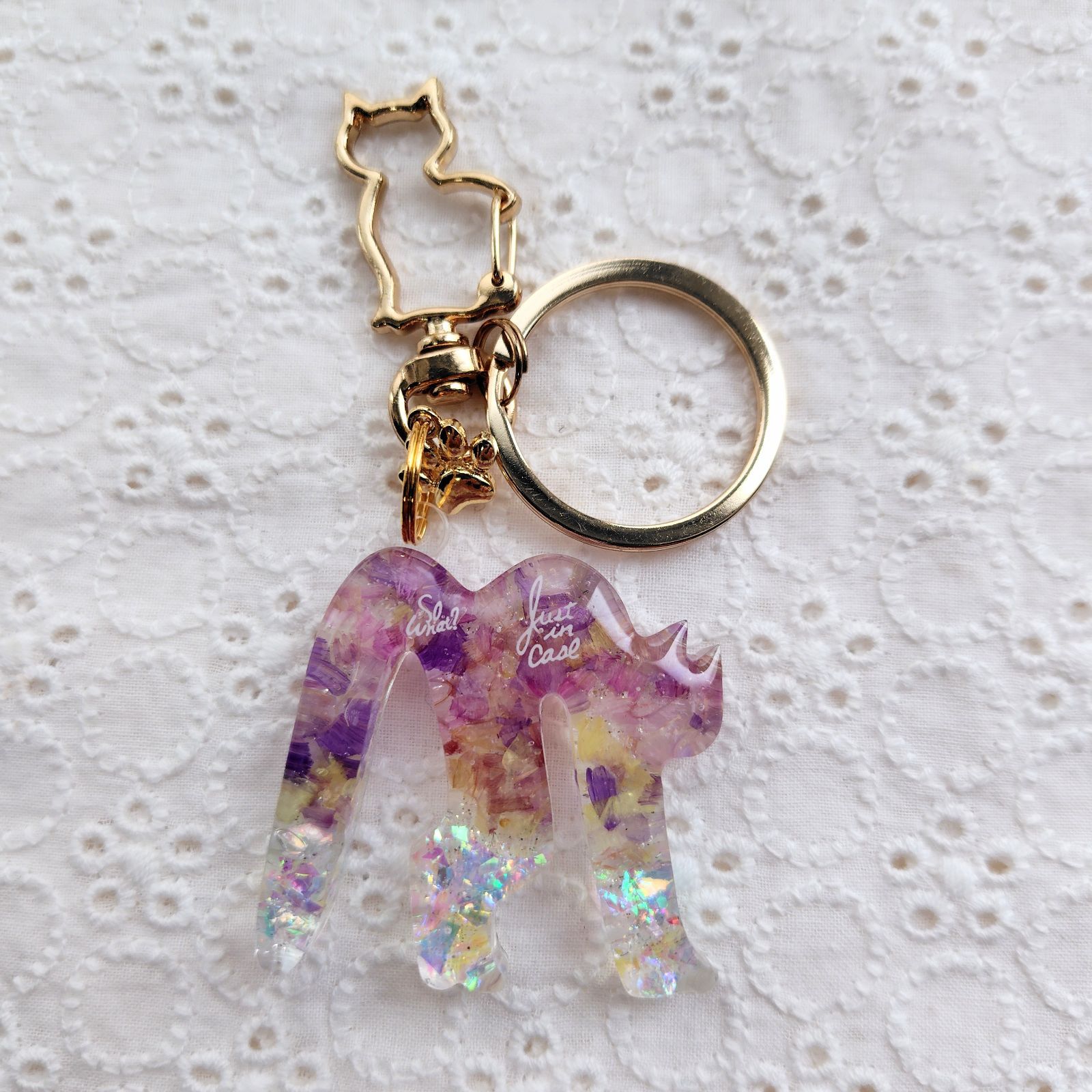 猫ちゃん イニシャルキーホルダー 「M」 肉球チャーム付き 花びら&ホロ