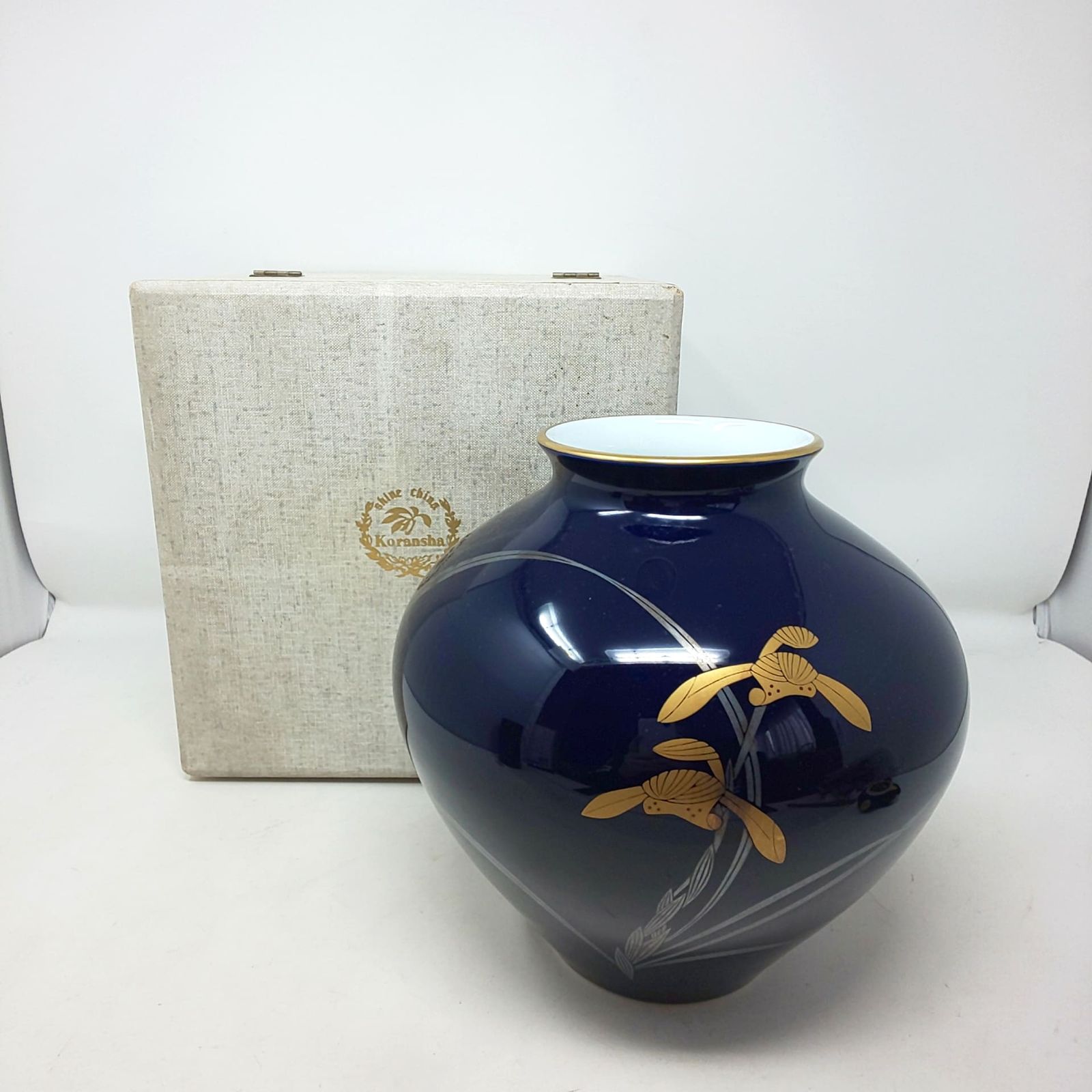 1463C-01 香蘭社 KORANSHA 花器 花瓶 花入れ 金彩 瑠璃色 蘭 飾り壺 箱