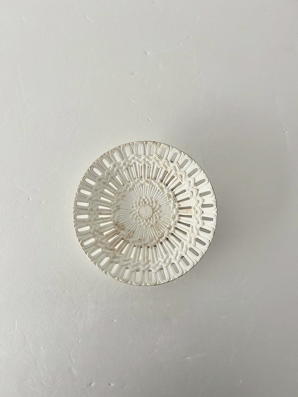 極希少】ドイツ製 白磁 アンティーク透かし皿 モデル533 手書きサイン