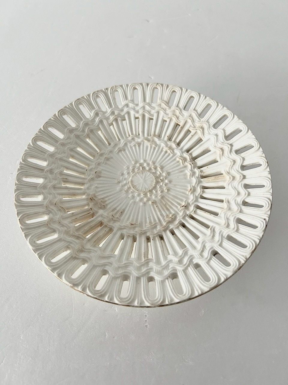 極希少】ドイツ製 白磁 アンティーク透かし皿 モデル533 手書きサイン