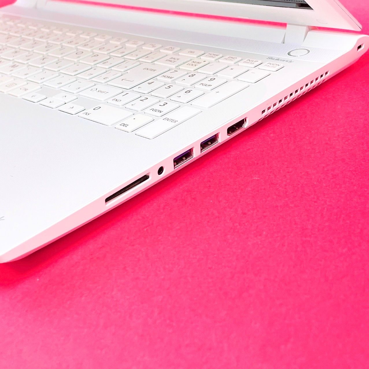 たっぷり大容量1TB❣️写真や動画の保存におすすめ✨️薄型ノート