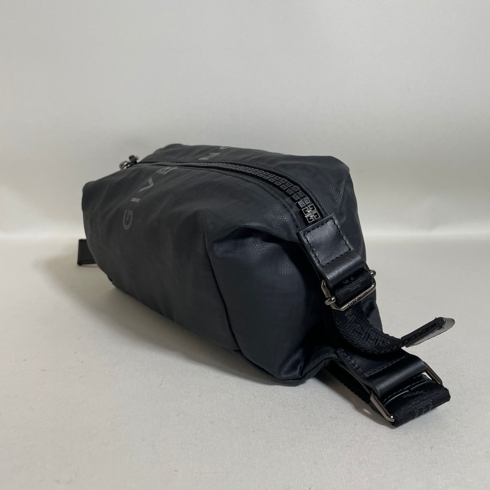 2602-280｜美品｜ジバンシィ ボディバッグ ブラック 4Gロゴ - ボディ 
