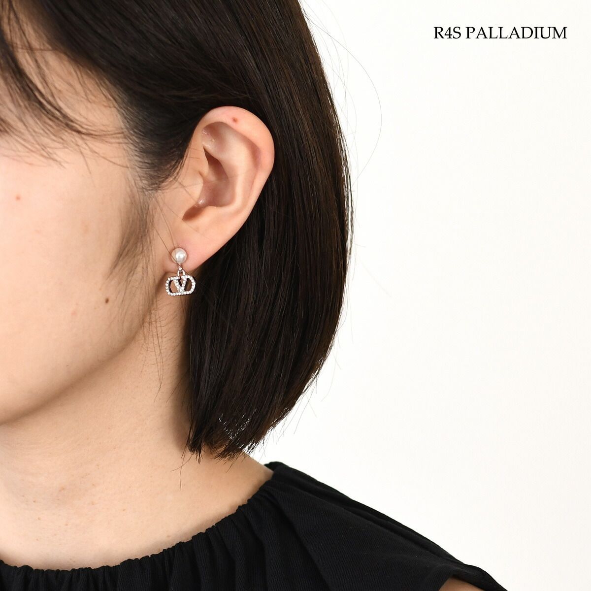 VALENTINO ヴァレンティノ ピアス Vロゴ シグネチャー メタル x パール