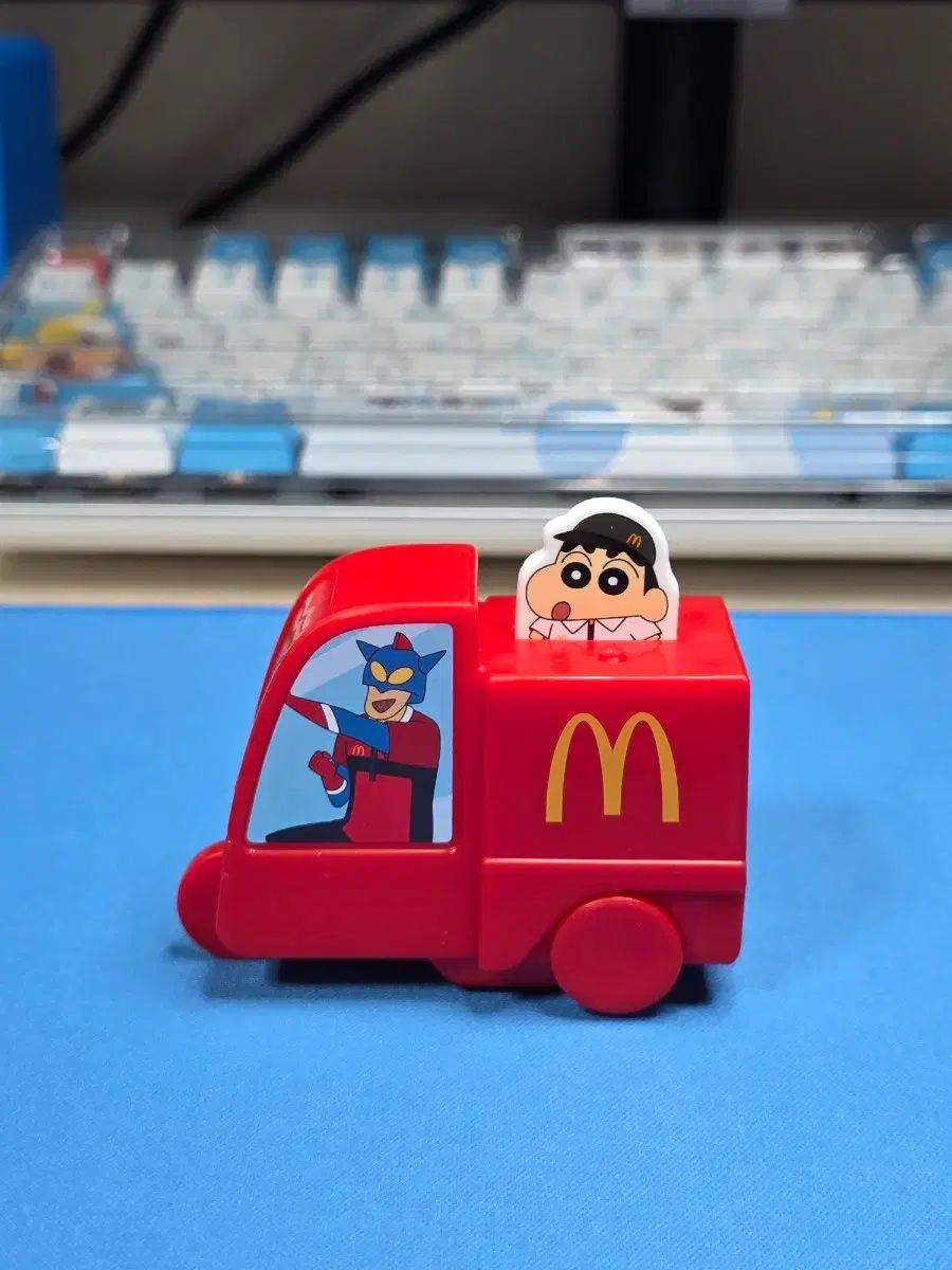 しんちゃんがマクドナルド風の衣装で クレヨンしんちゃん マクドナルド