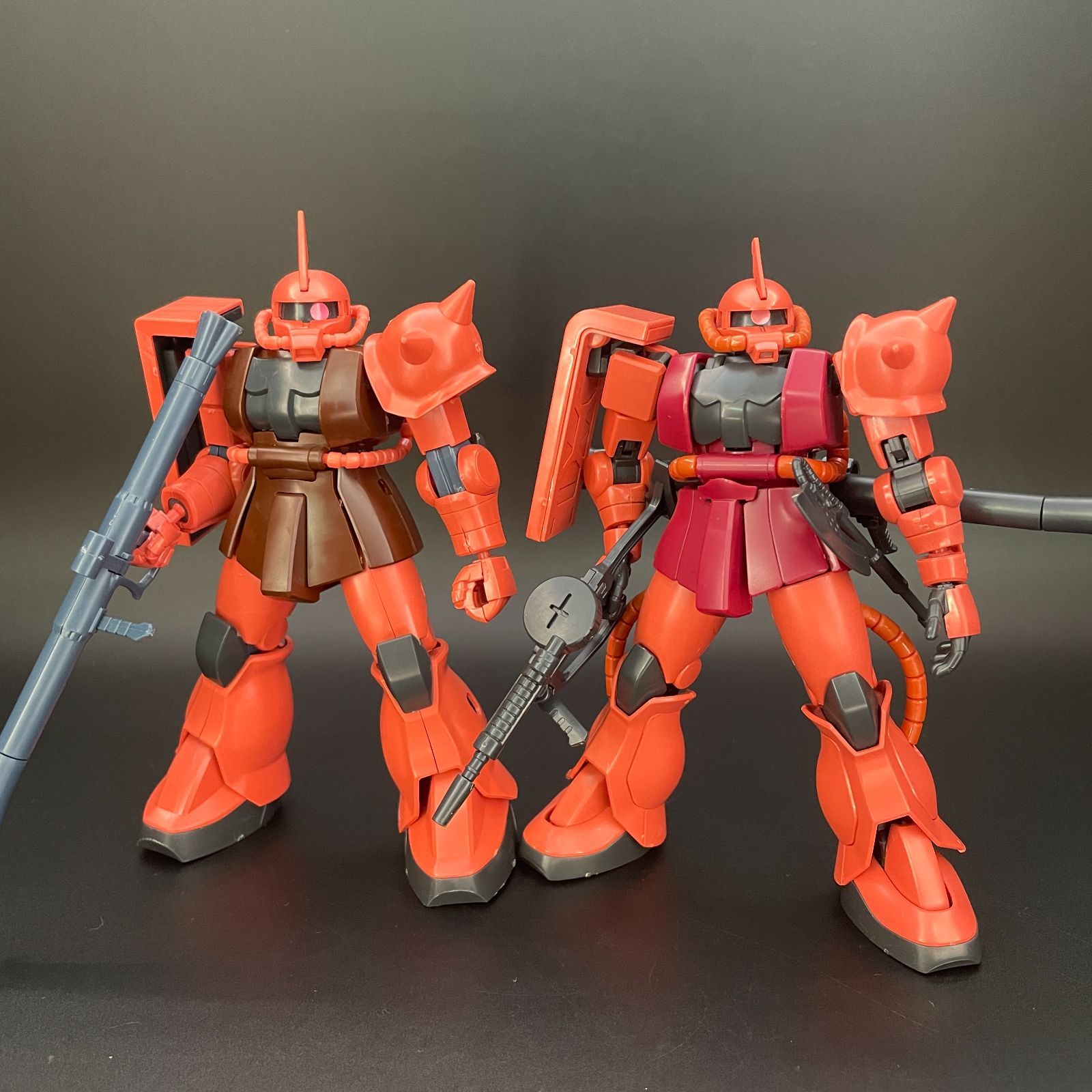 ガンプラ【中古品/欠品あり】 HGUC 1/144 シャア専用ザクII/旧、新 2機