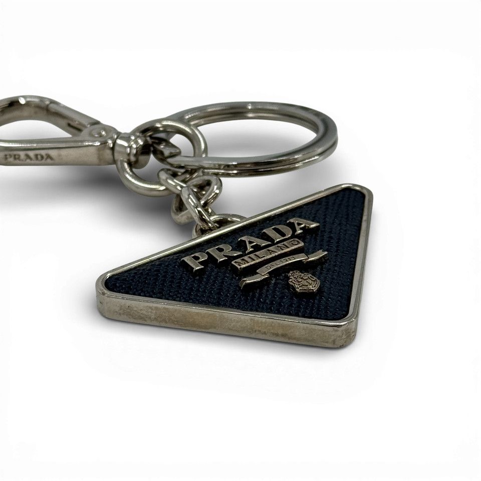 PRADA キーホルダー サフィアーノシルバー x ネイビー メダル - メルカリ