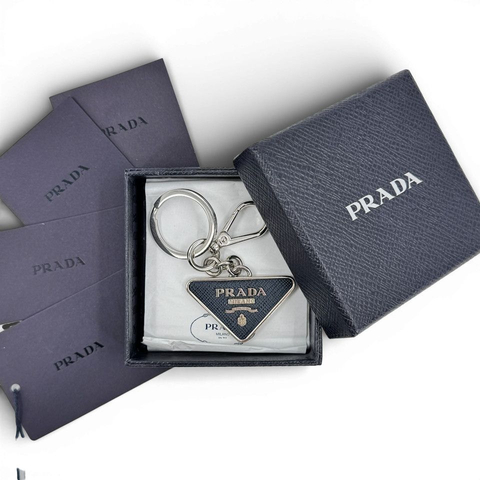 PRADA キーホルダー サフィアーノシルバー x ネイビー メダル - メルカリ