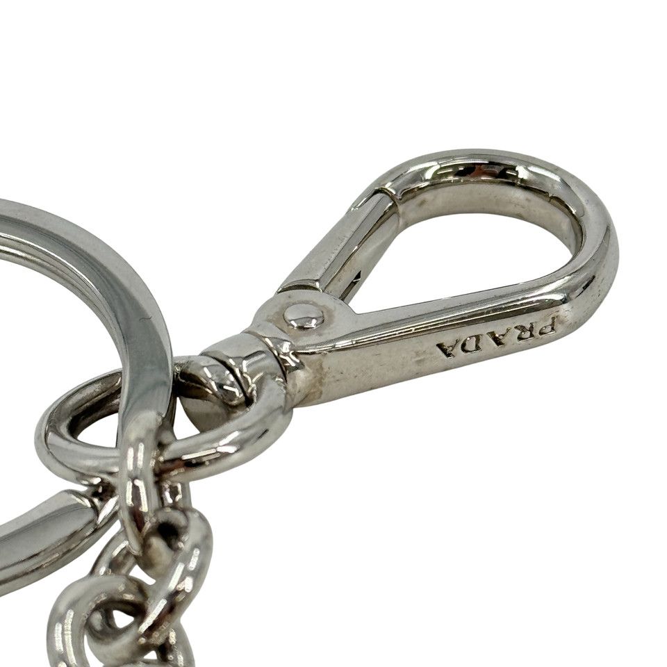 PRADA キーホルダー サフィアーノシルバー x ネイビー メダル - メルカリ