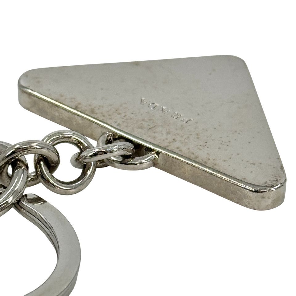 PRADA キーホルダー サフィアーノシルバー x ネイビー メダル - メルカリ