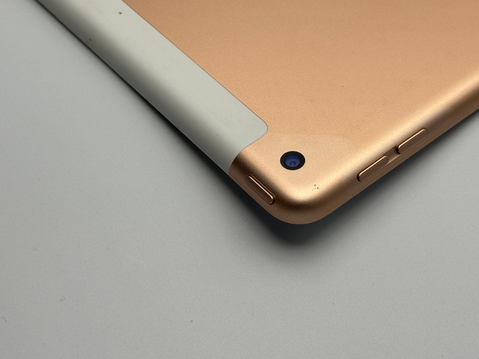 iPad 第7世代 128GB ゴールド WiFi+Cellular 中古B - メルカリ