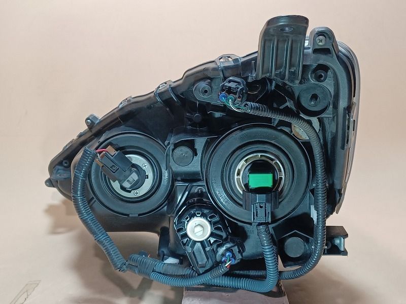 車 コーティング済 アクア NHP10 右ヘッドランプ・ヘッドライト S
