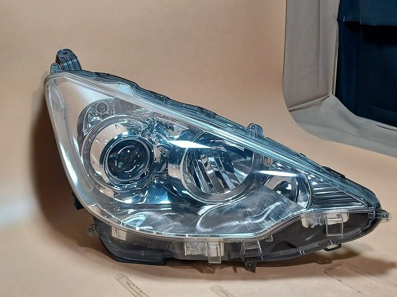 NHP10 トヨタアクア　LED 右ヘッドライト 81110-52E90 車 コーティング済 アクア NHP10 右ヘッドランプ・ヘッドライト S