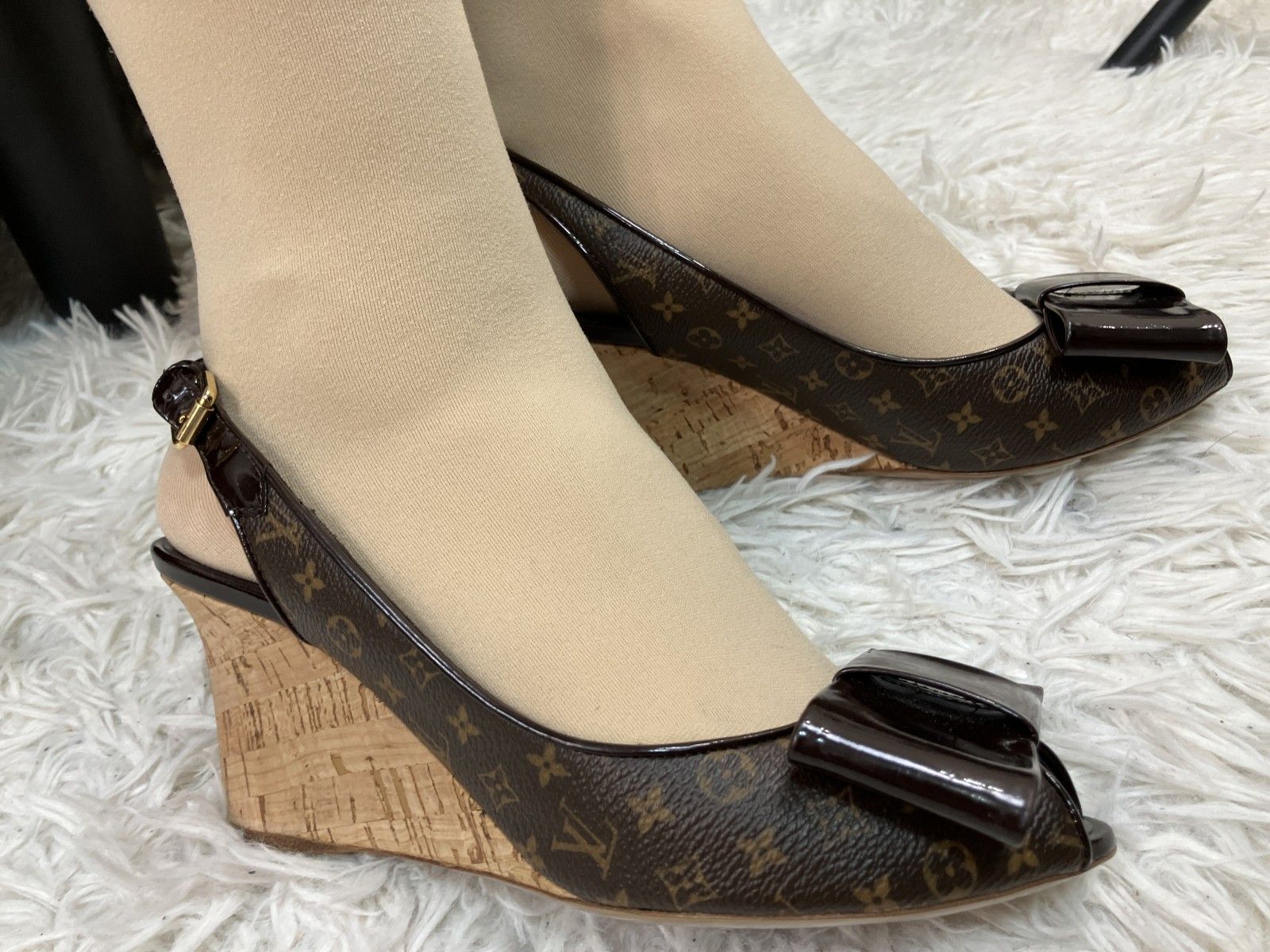LOUIS VUITTON モノグラム リボン エナメル ウェッジソールサンダル