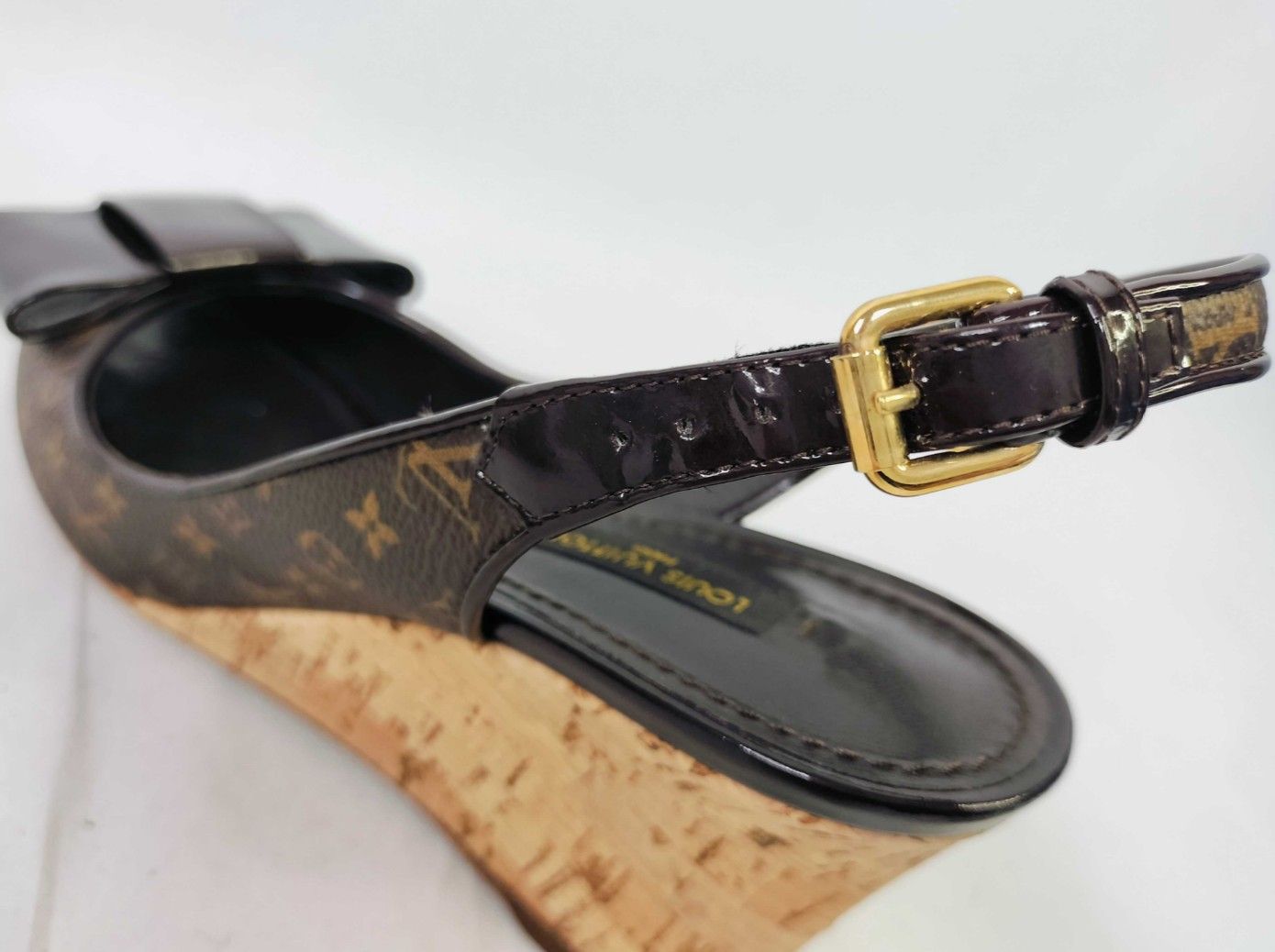 LOUIS VUITTON モノグラム リボン エナメル ウェッジソールサンダル