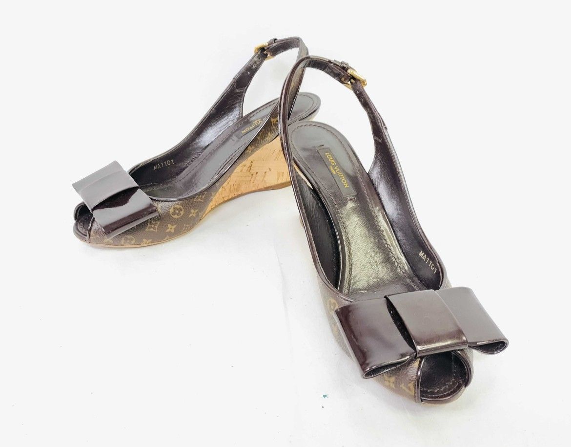LOUIS VUITTON モノグラム リボン エナメル ウェッジソールサンダル