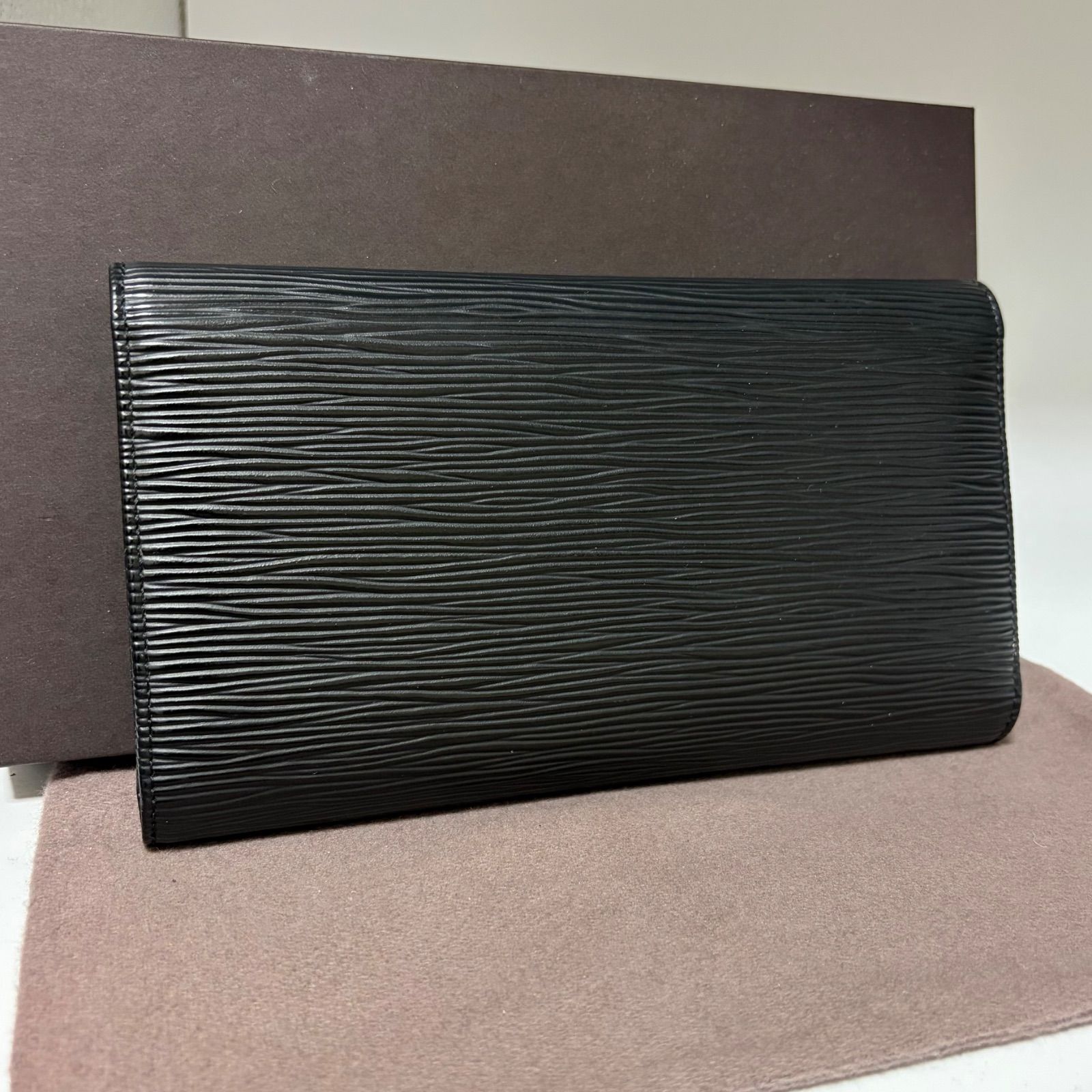 y28 ポルト トレゾール ポルトフォイユ インターナショナル 旧型 ルイ