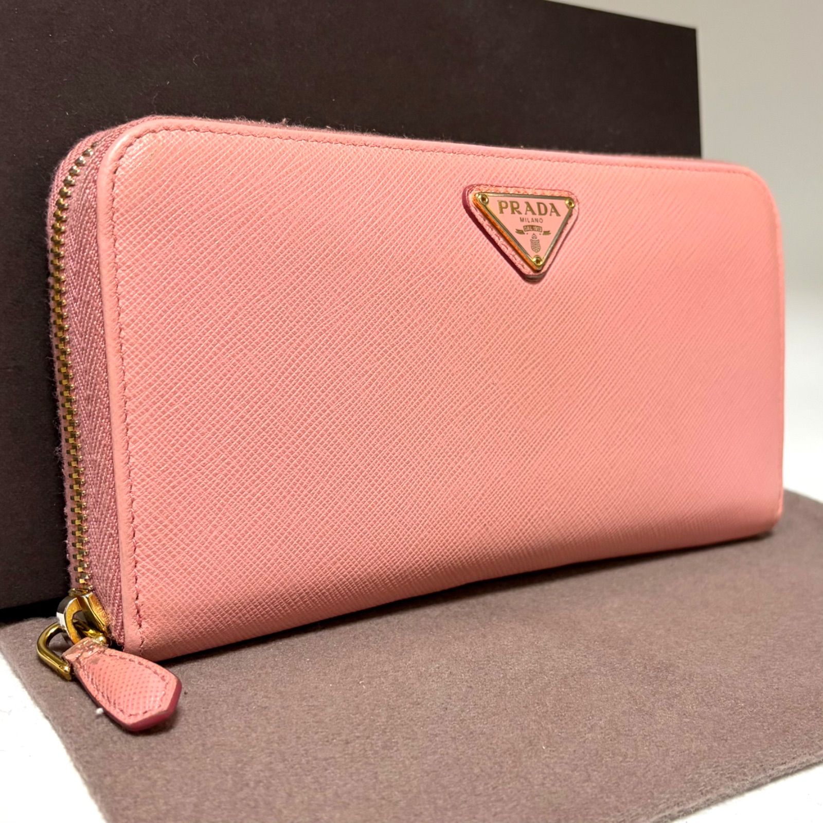 x81 PRADA プラダ サフィアーノ レザー 長財布 ラウンドファスナー x81 PRADA プラダ サフィアーノ レザー 長財布 ラウンドファスナー