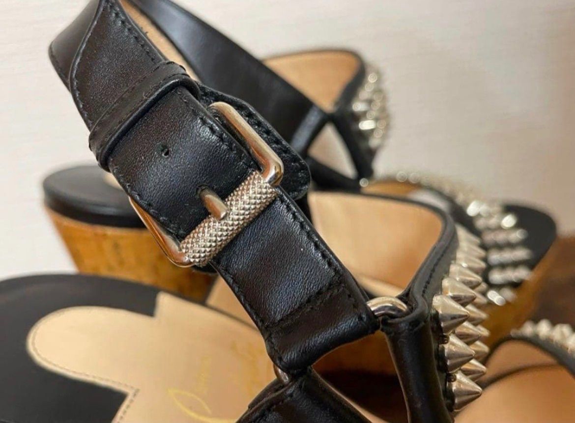 美品/Christian Louboutin/スタッズ ウェッジソール サンダル - メルカリ