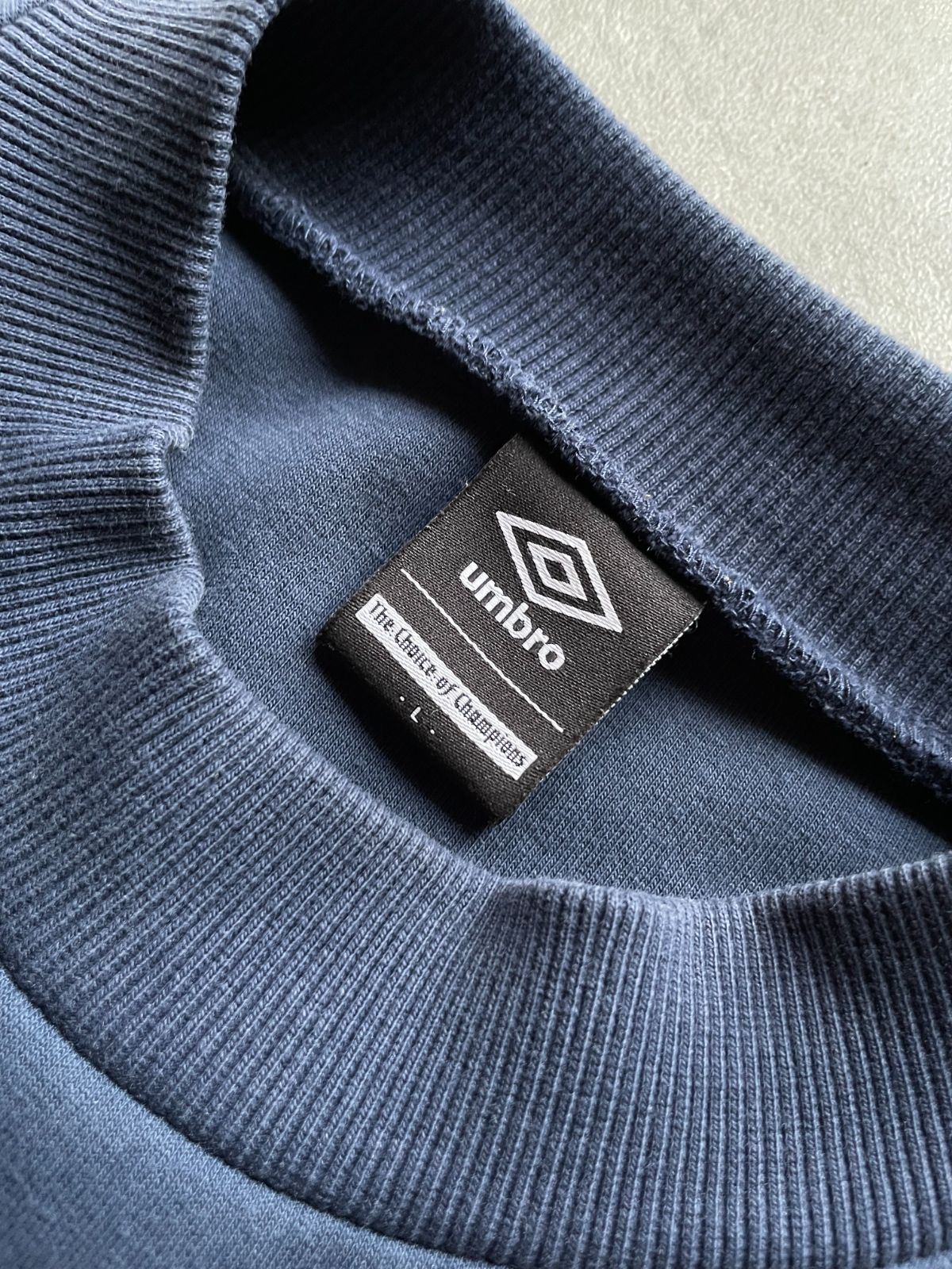 umbro アンブロ ビッグロゴ クルーネックスウェット ネイビー L - メルカリ