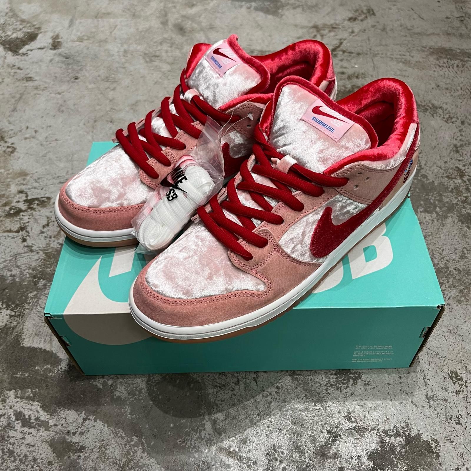 NIKE SB × Strangelove Dunk Low Valentine