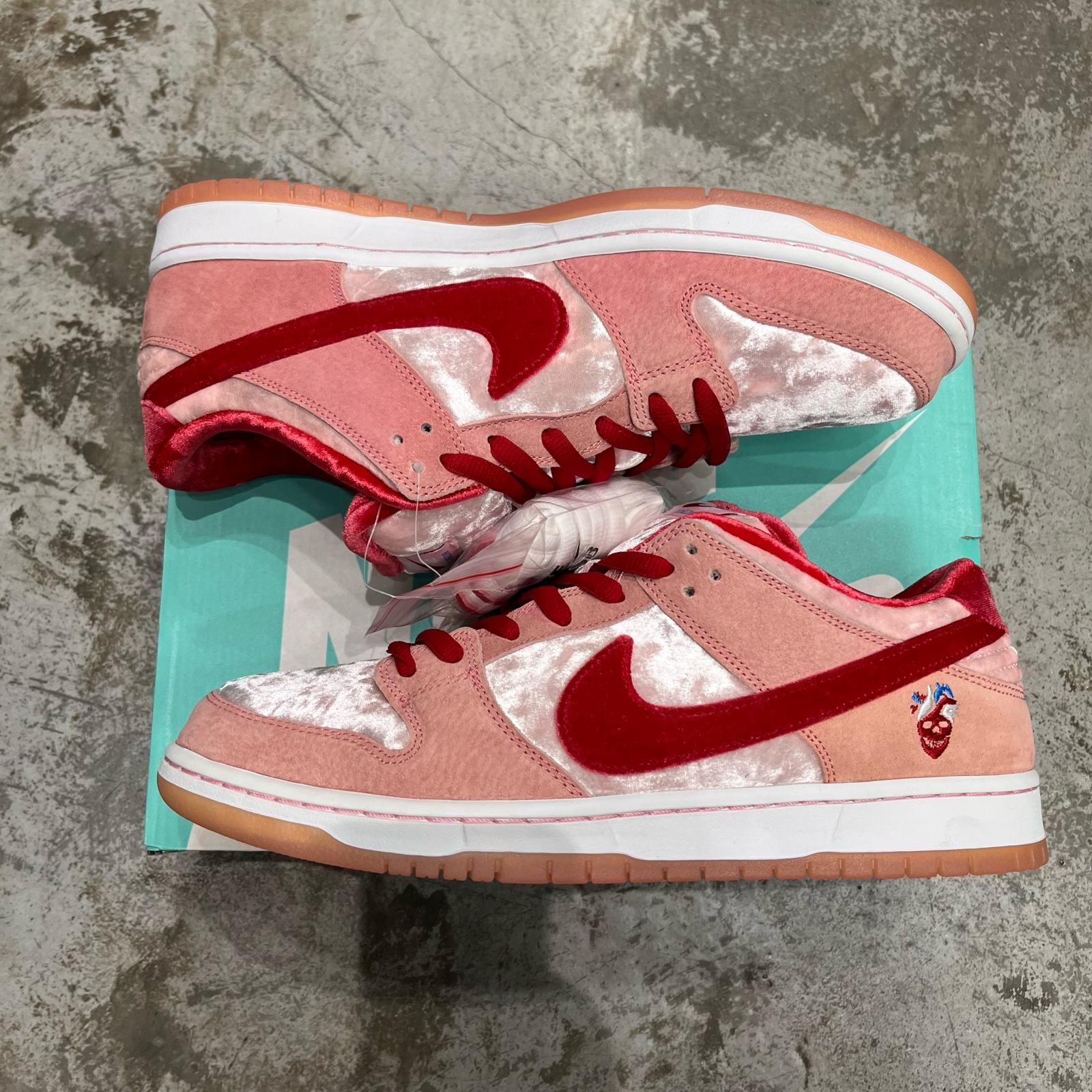 NIKE SB × Strangelove Dunk Low Valentine