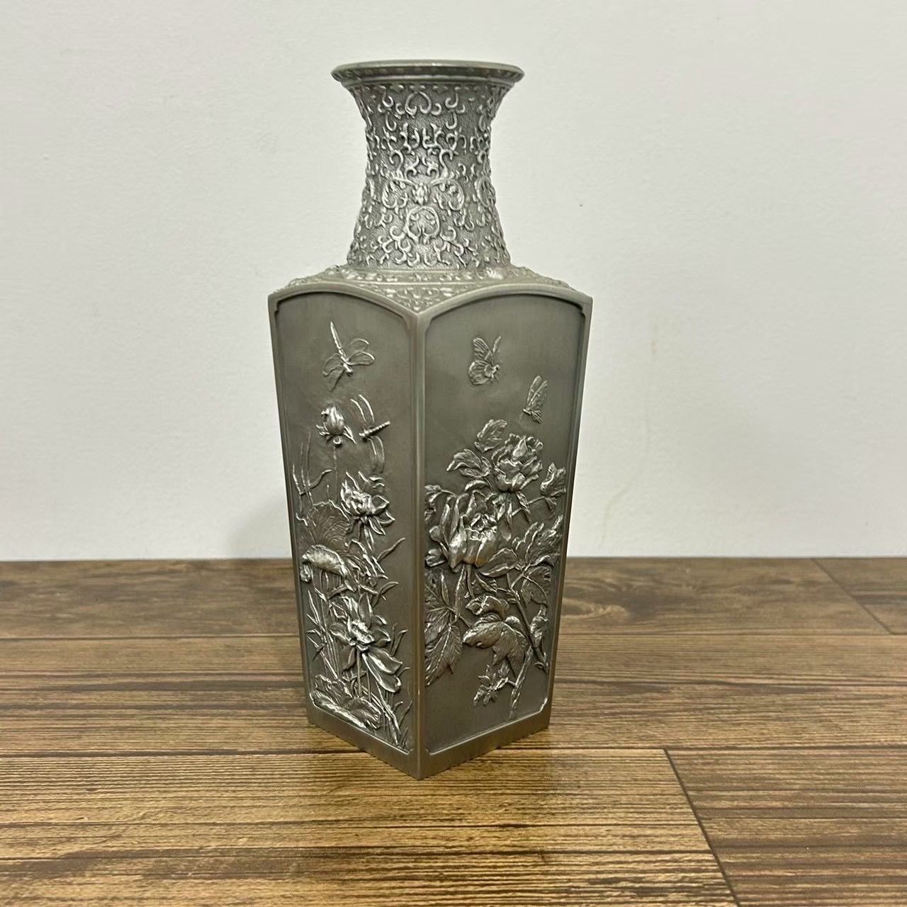 Royal Selangor 花瓶 錫製 四季コレクション 手仕上げ 細工 花 - メルカリ