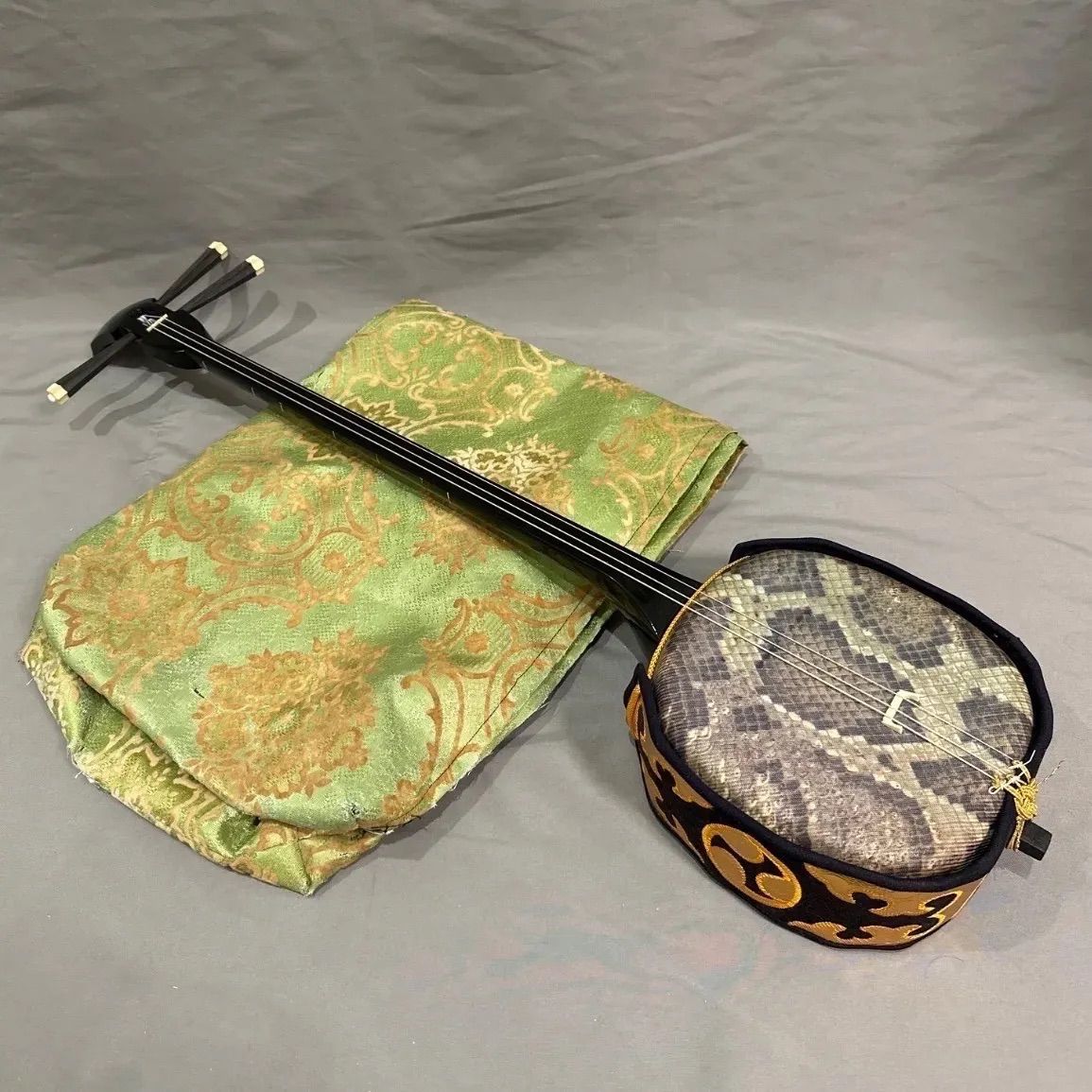 沖縄三線 三味線 人工 人工皮 和楽器 合皮 蛇柄 蛇三線 ケース袋付き