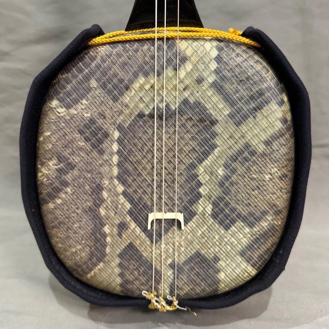 沖縄三線 三味線 人工 人工皮 和楽器 合皮 蛇柄 蛇三線 ケース袋付き