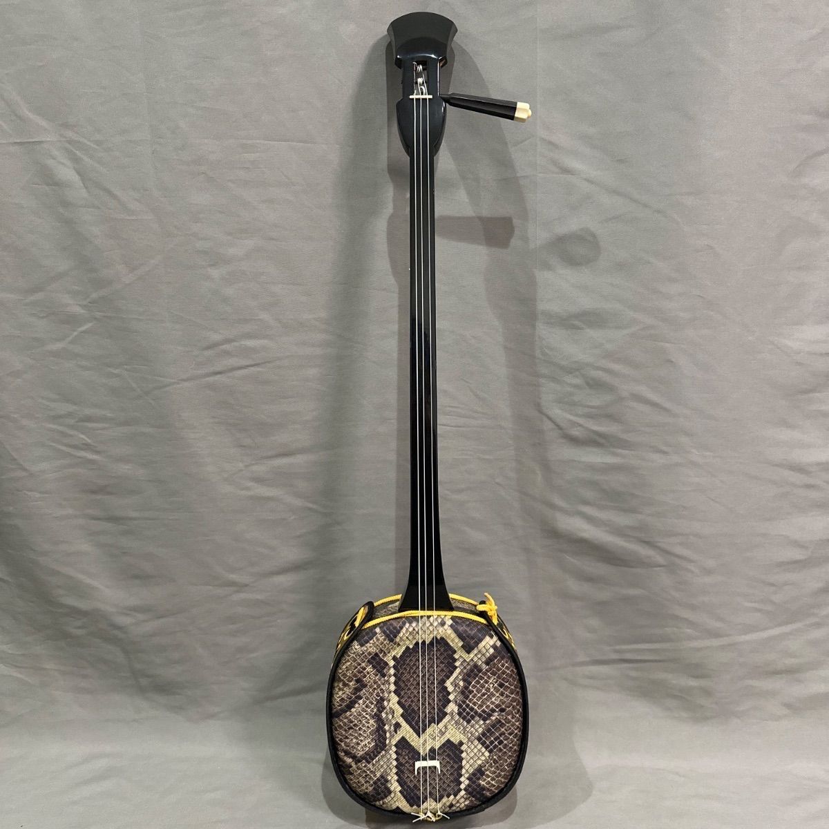 ジャンク品】沖縄三線 三味線 人工 人工皮 和楽器 合皮 蛇柄 蛇三線 味
