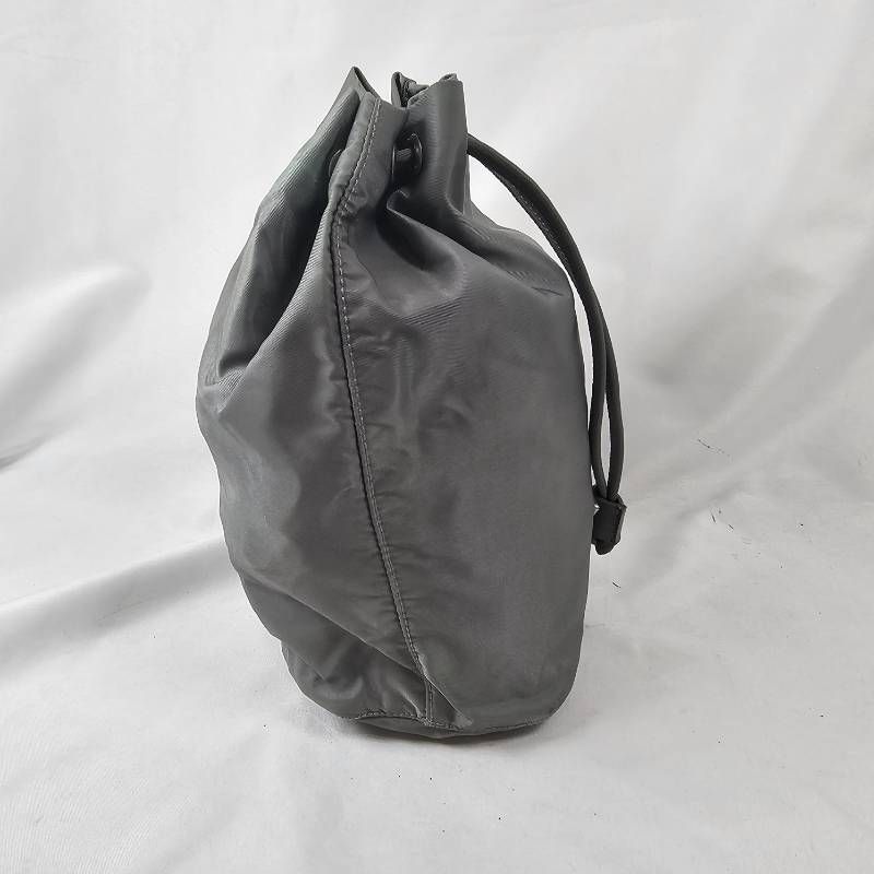 希少】プラダ 巾着ポーチ アイスグレー ギャランティ付 - メルカリ