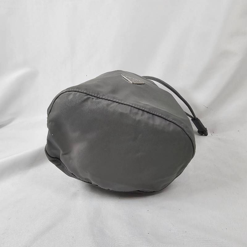 希少】プラダ 巾着ポーチ アイスグレー ギャランティ付 - メルカリ