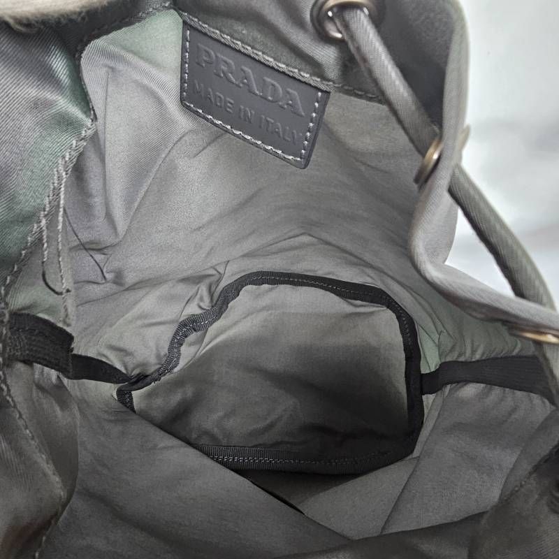 希少】プラダ 巾着ポーチ アイスグレー ギャランティ付 - メルカリ