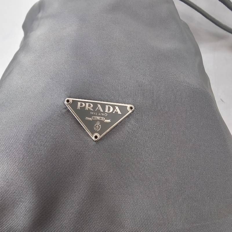 希少】プラダ 巾着ポーチ アイスグレー ギャランティ付 - メルカリ