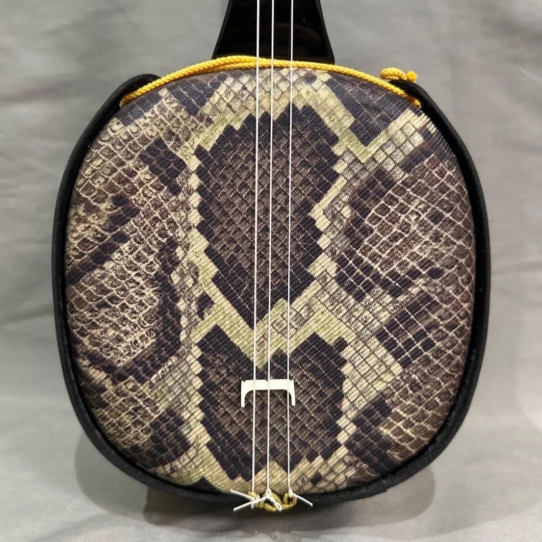 ジャンク品】沖縄三線 三味線 人工 人工皮 和楽器 合皮 蛇柄 蛇三線 味