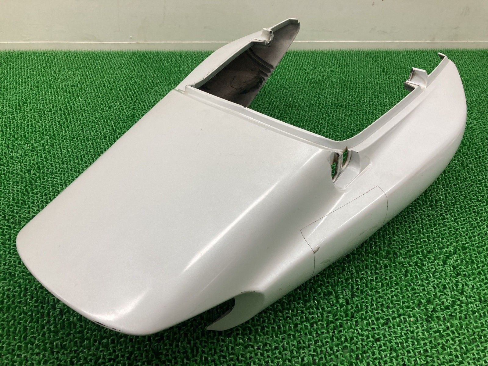 XJR1300 テールカウル パール 5EA RP01J RP03J ヤマハ 純正 中古 RP01J XJR1200にも シートカウル リアカウル 修復素材に Uo XJR1300 テールカウル パール 5EA RP01J RP03J ヤマハ 純正 中古 RP01J