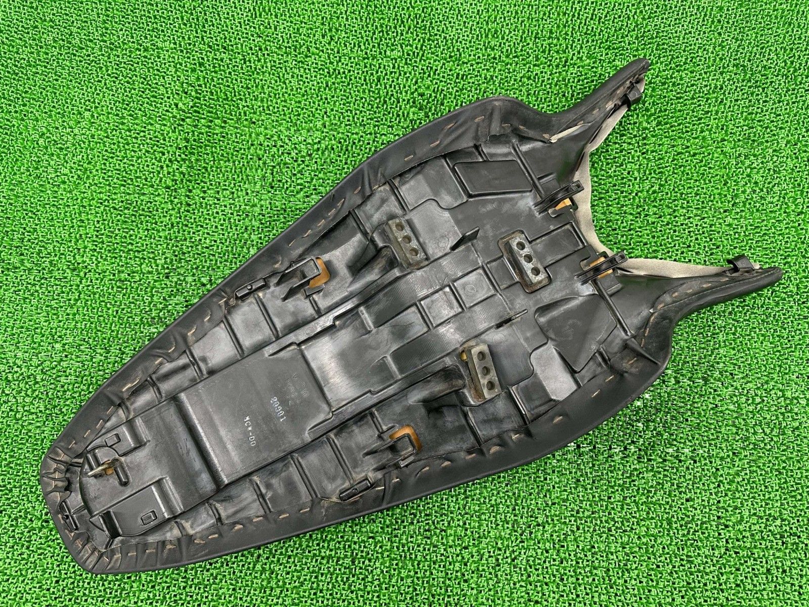 VFR800 シート MCW ホンダ 純正 中古 バイク 部品 RC46 後期 02-09年 ノーマルダブルシート 修復素材やペイント素材に wI VFR800 シート MCW ホンダ 純正 中古 バイク 部品 RC46 後期 02-09年