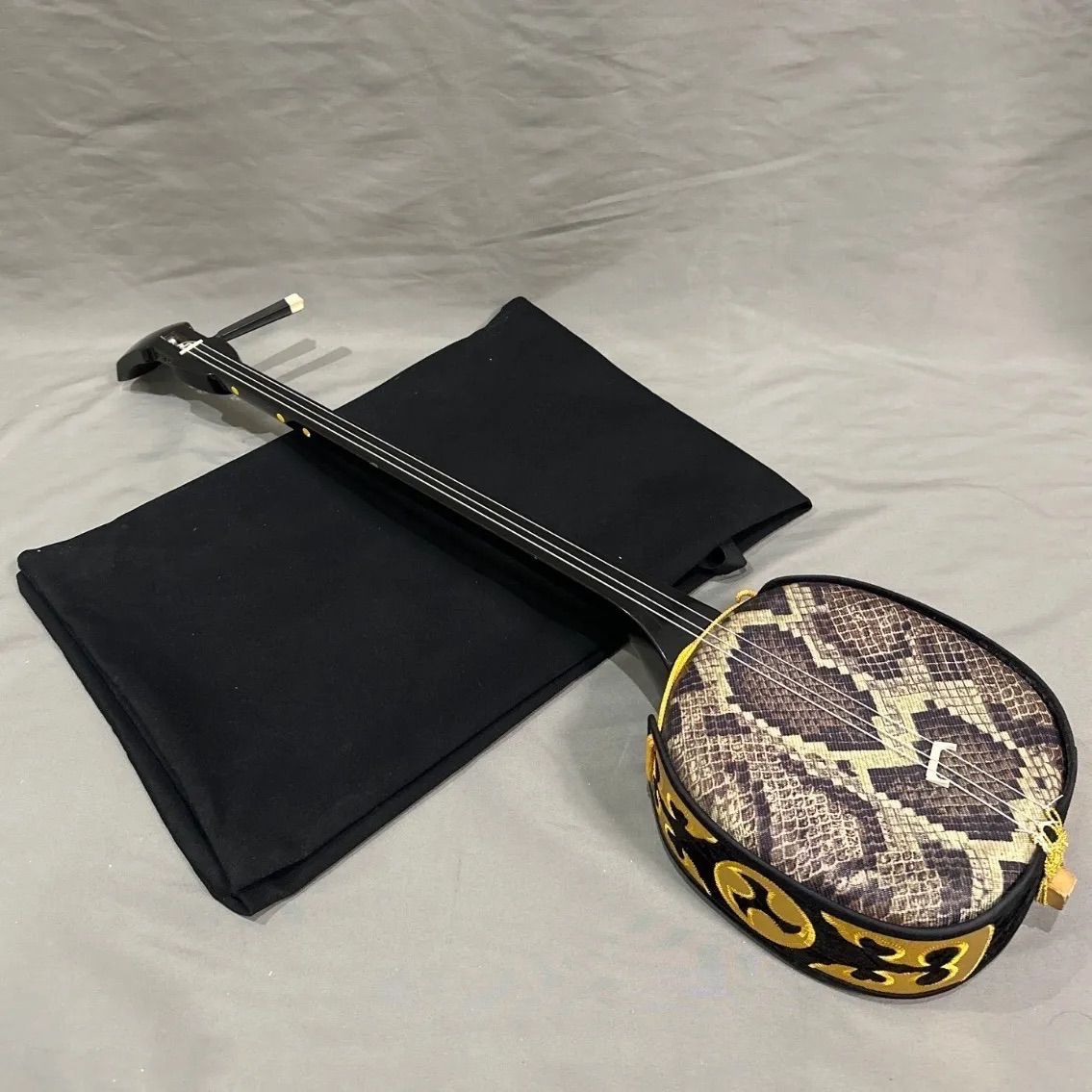 ジャンク品】沖縄三線 三味線 人工 人工皮 和楽器 合皮 蛇柄 蛇三線 味