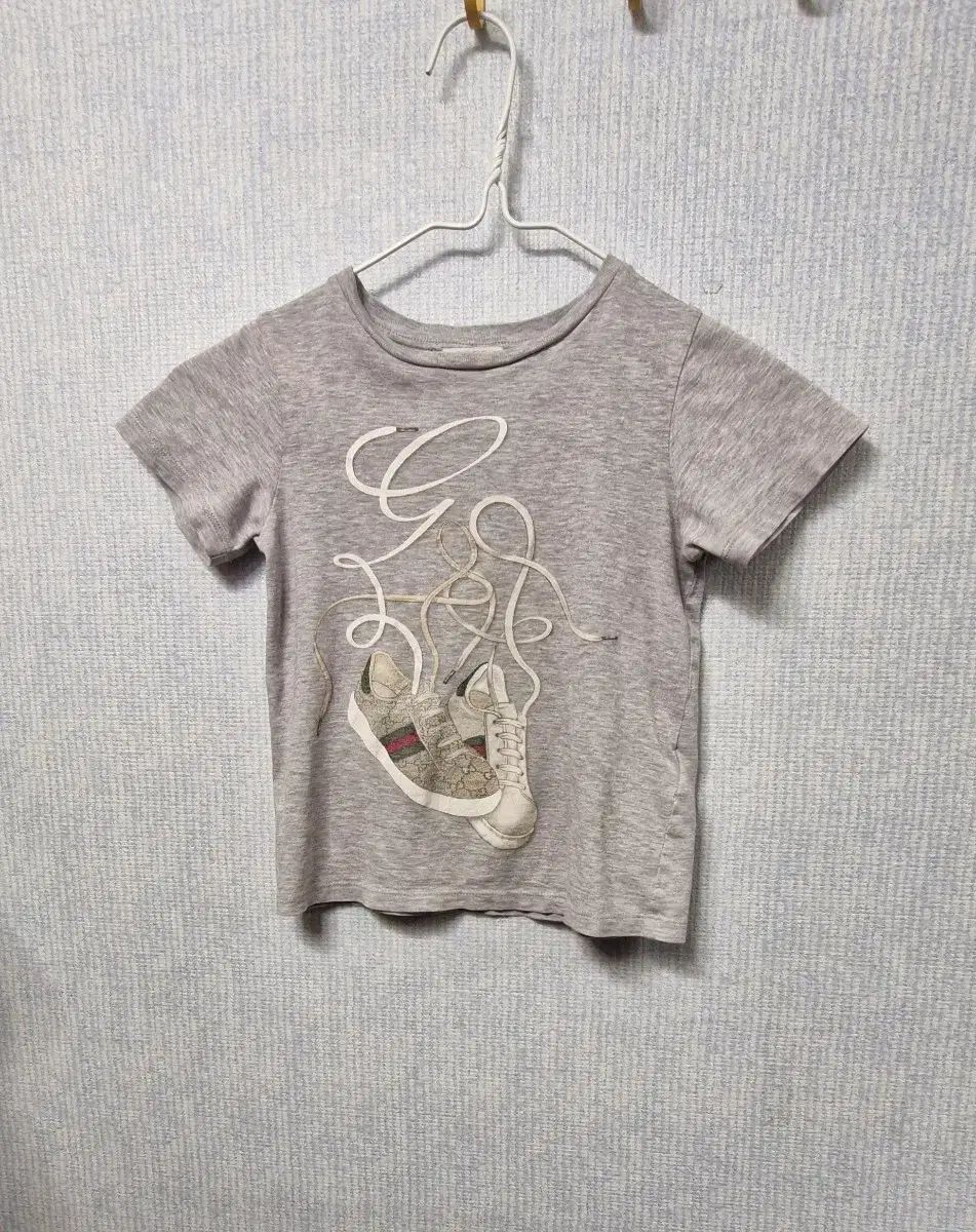 新品　グッチキッズグレーTシャツ100 グッチ キッズ スニーカー Tシャツ グレー 4 サイズ 【公式通販】