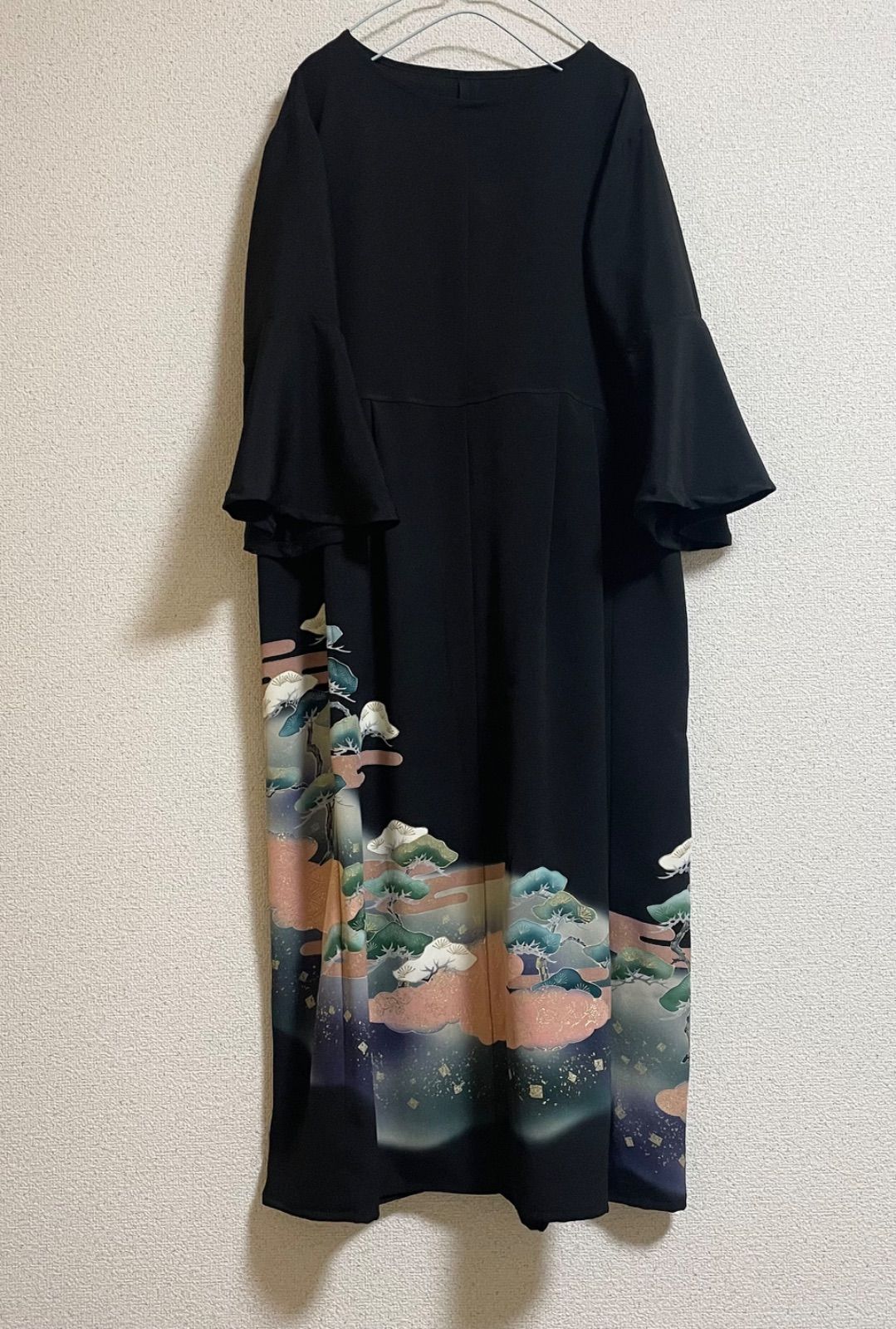 着物リメイク ワンピース ドレス 黒留袖 正絹 落款 作家物 枝松 - メルカリ
