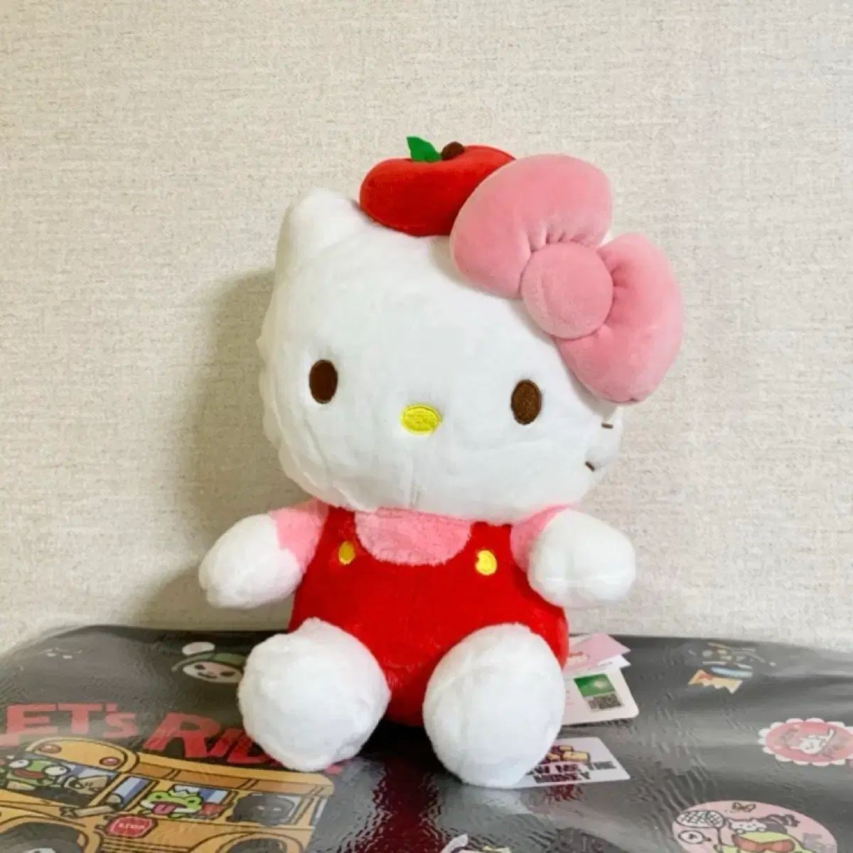 新品) りんご ハローキティ ぬいぐるみ - メルカリ