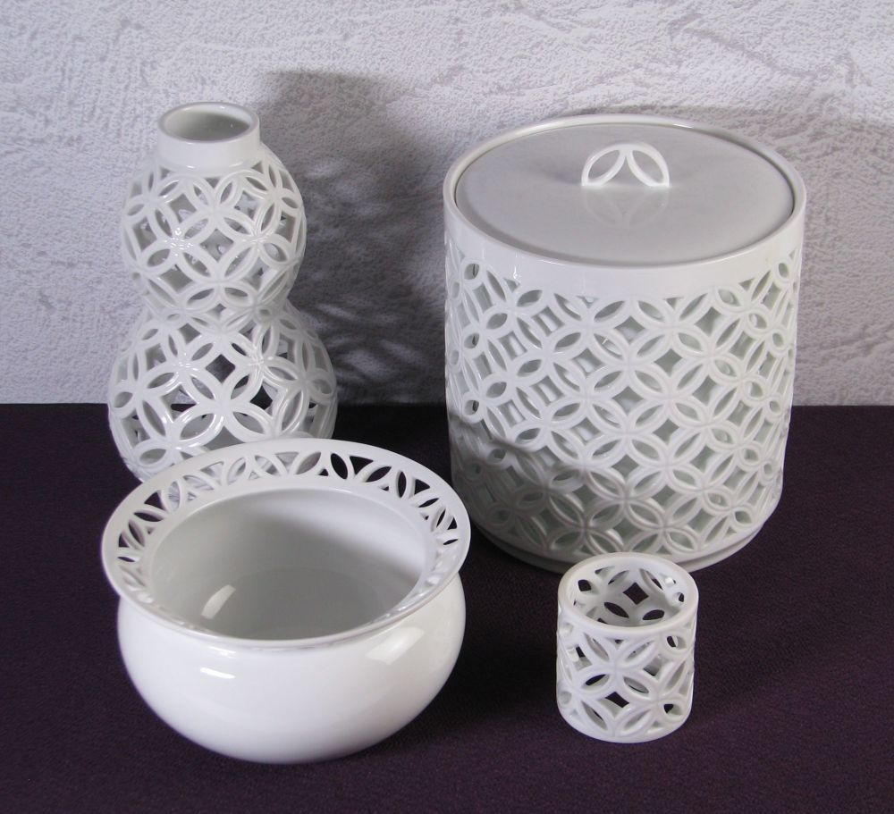 横石嘉助造 平戸白磁七宝透かし 皆具四点[水指・杓立・建水・蓋置] 極