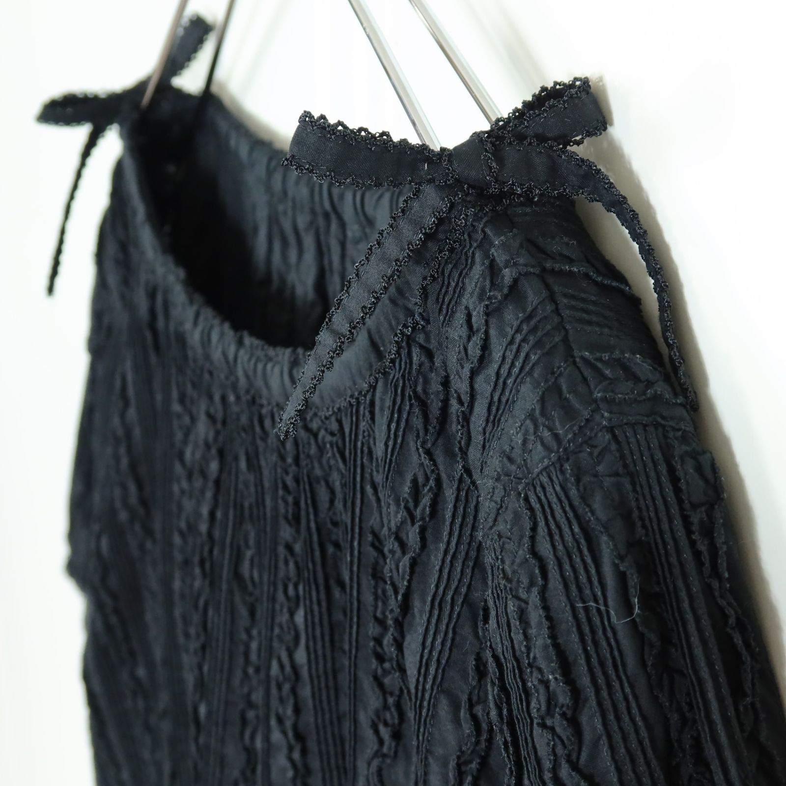 カネコイサオ☆ピンタック&フリル♪半袖ローンブラウス 黒系 無地 薄手