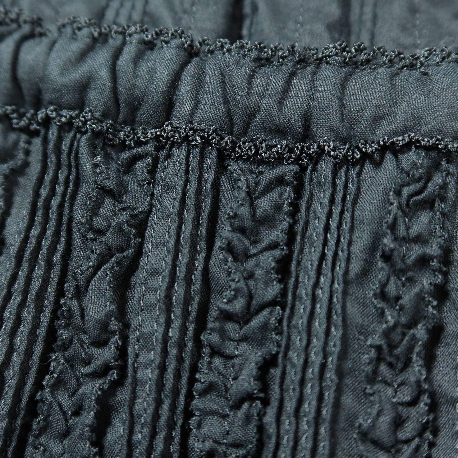 カネコイサオ☆ピンタック&フリル♪半袖ローンブラウス 黒系 無地 薄手