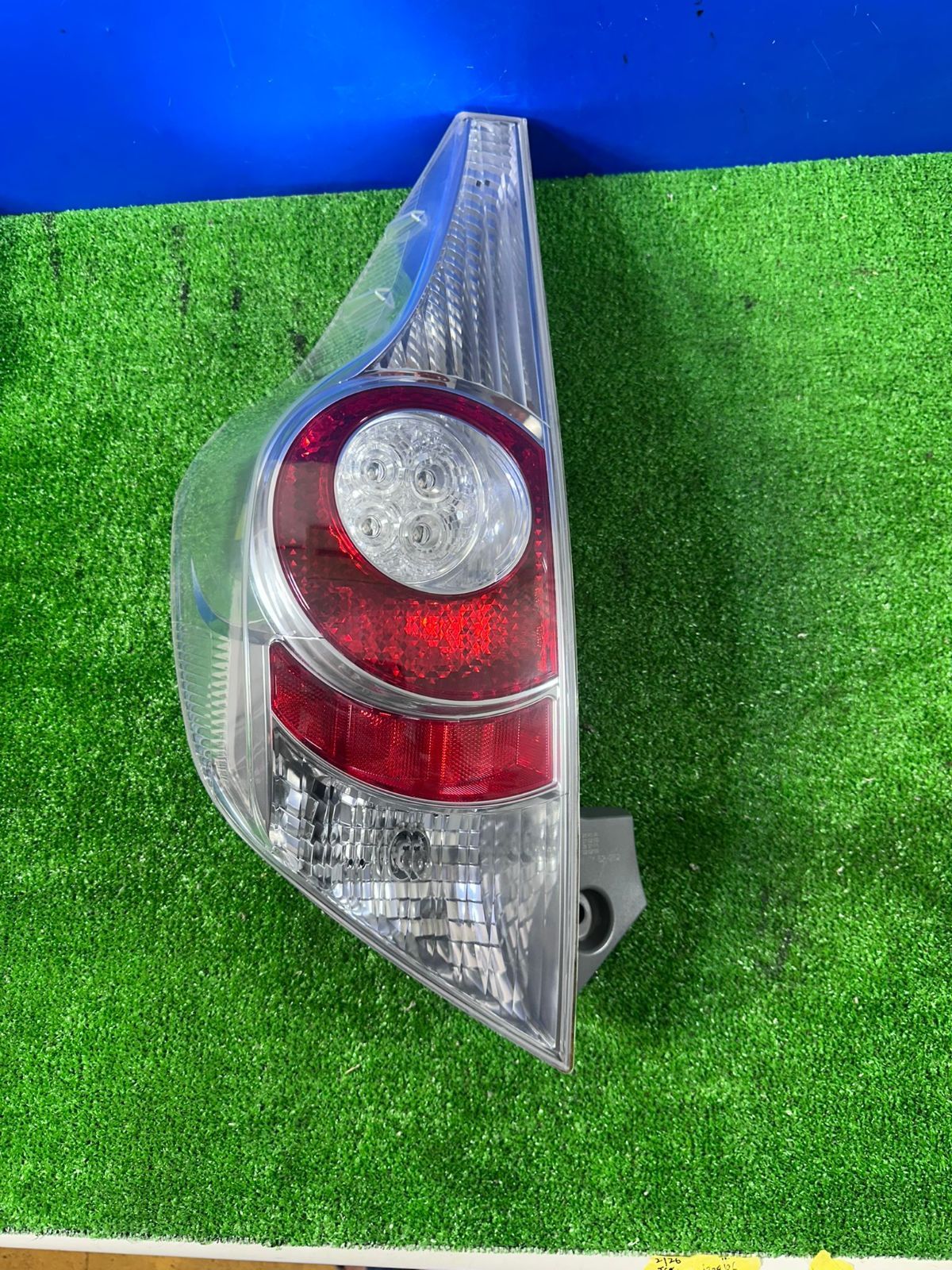 ZT-7851] 純正トヨタ アクア NHP10 H26年 左テールライト／バック