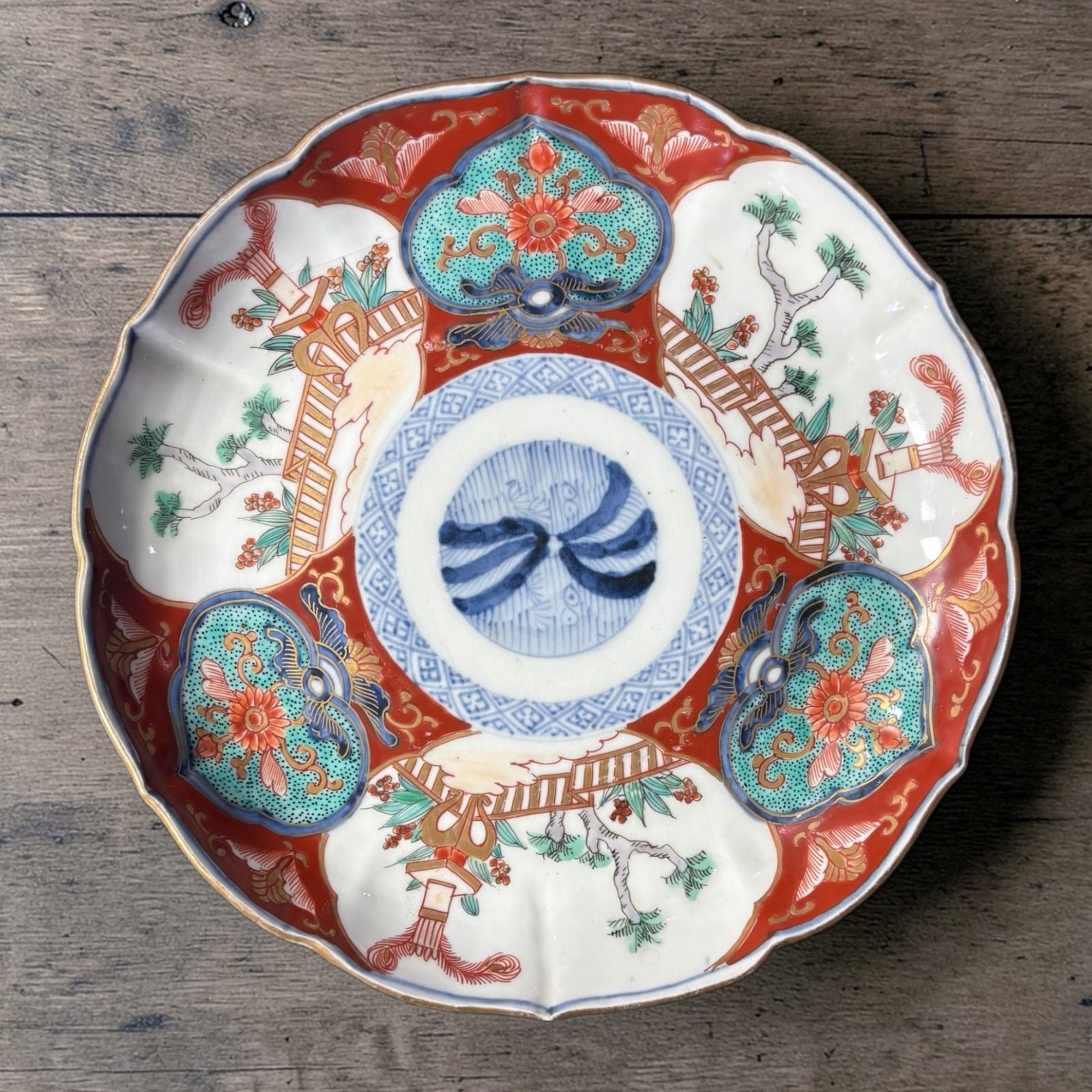 江戸時代 古伊万里 金彩 赤絵 松風景草花文図 大皿 太明年製 取り皿