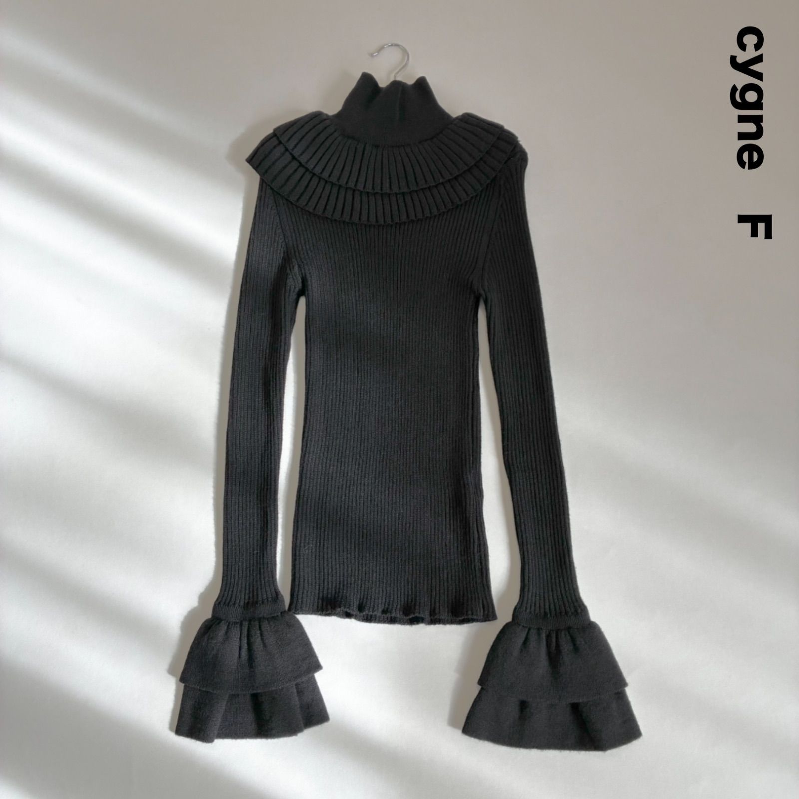 cygne シーニュ☆ネックフリルリブタートルニット - メルカリ