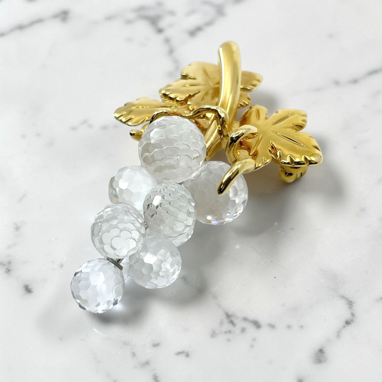 SWAROVSKI スワロフスキー ぶどう型 ブローチ - メルカリ