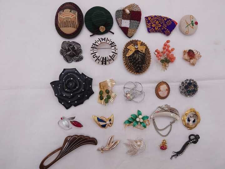 ブローチ おまとめ25点 アンティーク ヴィンテージ お買い得品 - メルカリ