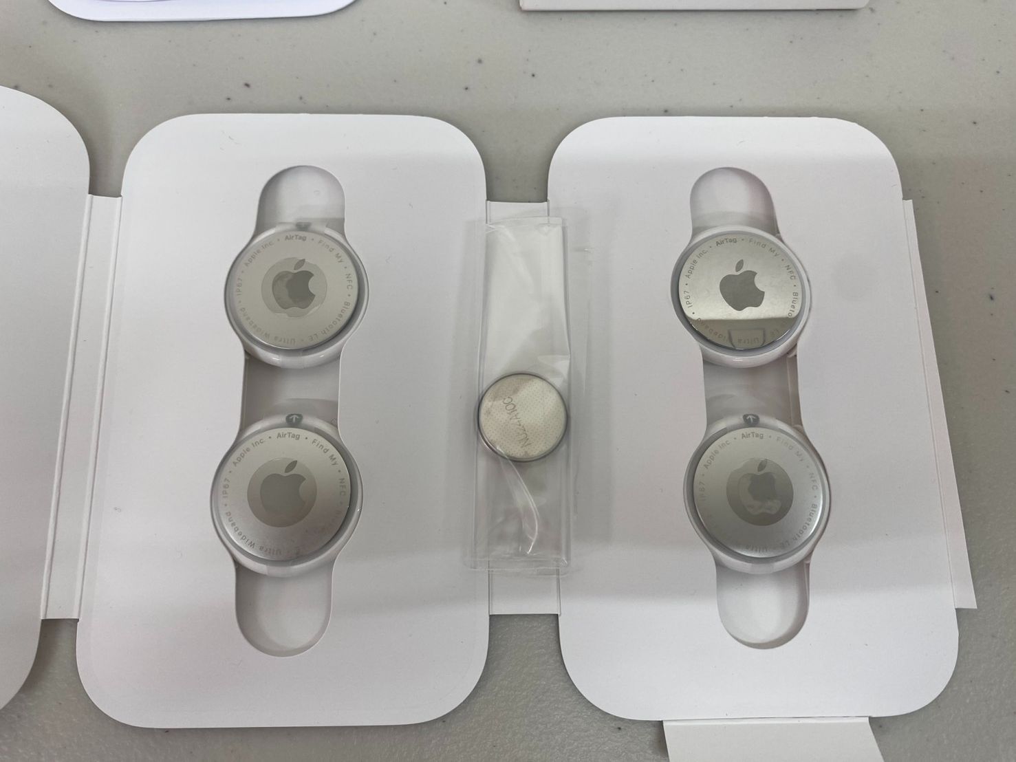 Apple AirTag 4個(未使用3+使用1) - メルカリ